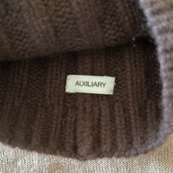 Aritzia Alxiliary Cashmere beanie hat. - Picture 2 of 5